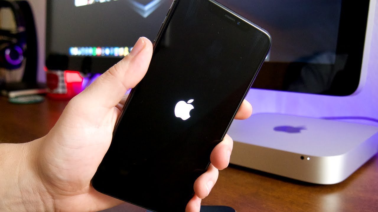 iPhone preso no logotipo da Apple